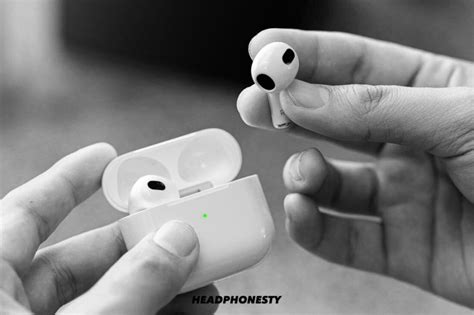 airpods blink green